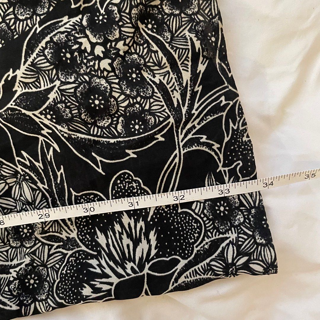 Floral Flowy Maxi Skirt (Category: Skirts) located in Pasig City. Submitted by clainee (Listing ID 1229301557, Image 3). Description: ♡ SEE LAST PIC FOR WHEN WORN. ♡ SUPER NICE! & FLOW & BODY HUGGING! ♡ Perfect for beach dinners hehe ◡̈ ♡ Only flaw is zipper HOOK is broken. Actual zipper is WORKING, just need to add a hook..