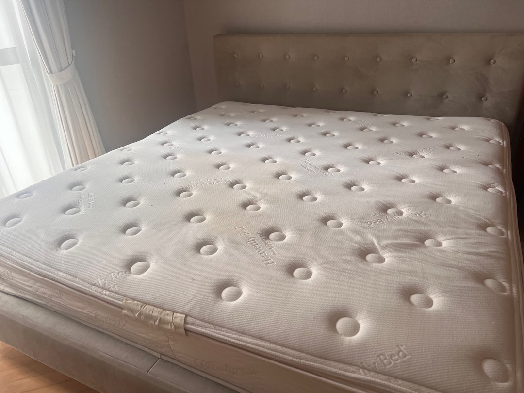 King size Simmons’ Westin heavenly bed frame and mattress, Furniture