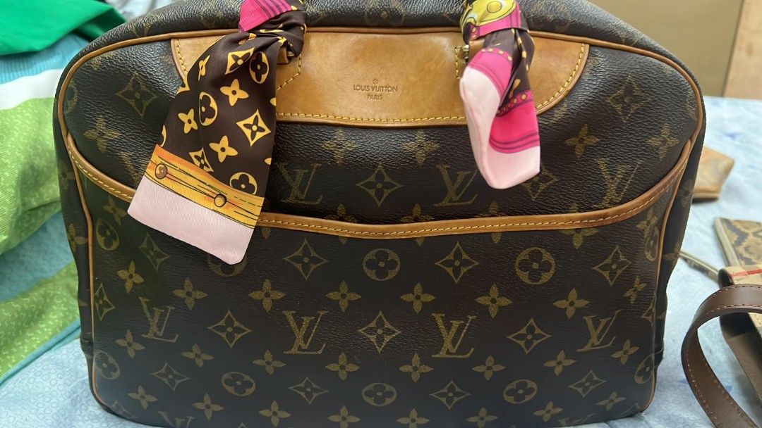 LV Deauville (Category: Luxury Bags & Wallets) located in Mandaluyong City. Submitted by mariareginadizon31 (Listing ID 1229409524, Image 1). Description: Preloved LV Deauville Rank Ab no inclusion with water marks near handles.