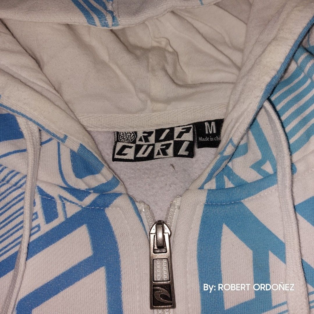 RIPCURL HOODED JACKET (Category: Coats, Jackets and Outerwear) located in Botolan. Submitted by RHOBZ29 (Listing ID 1229403144, Image 1). Description: EXCELLENT CONDITION size W21"x L25" NO TO COD/COP MOP.GCASH LOCATION:ZAMBALES.