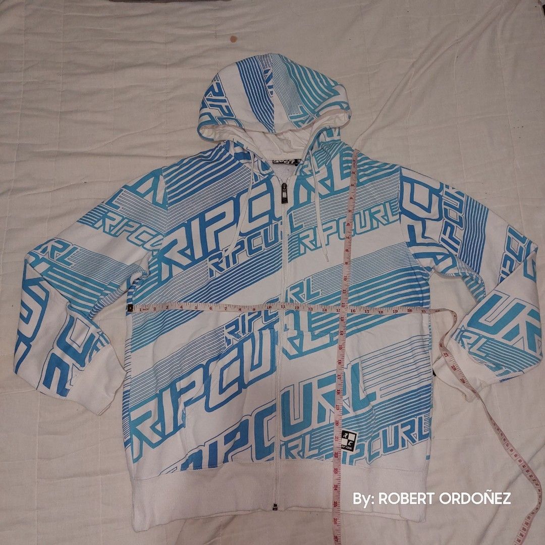 RIPCURL HOODED JACKET (Category: Coats, Jackets and Outerwear) located in Botolan. Submitted by RHOBZ29 (Listing ID 1229403144, Image 3). Description: EXCELLENT CONDITION size W21"x L25" NO TO COD/COP MOP.GCASH LOCATION:ZAMBALES.
