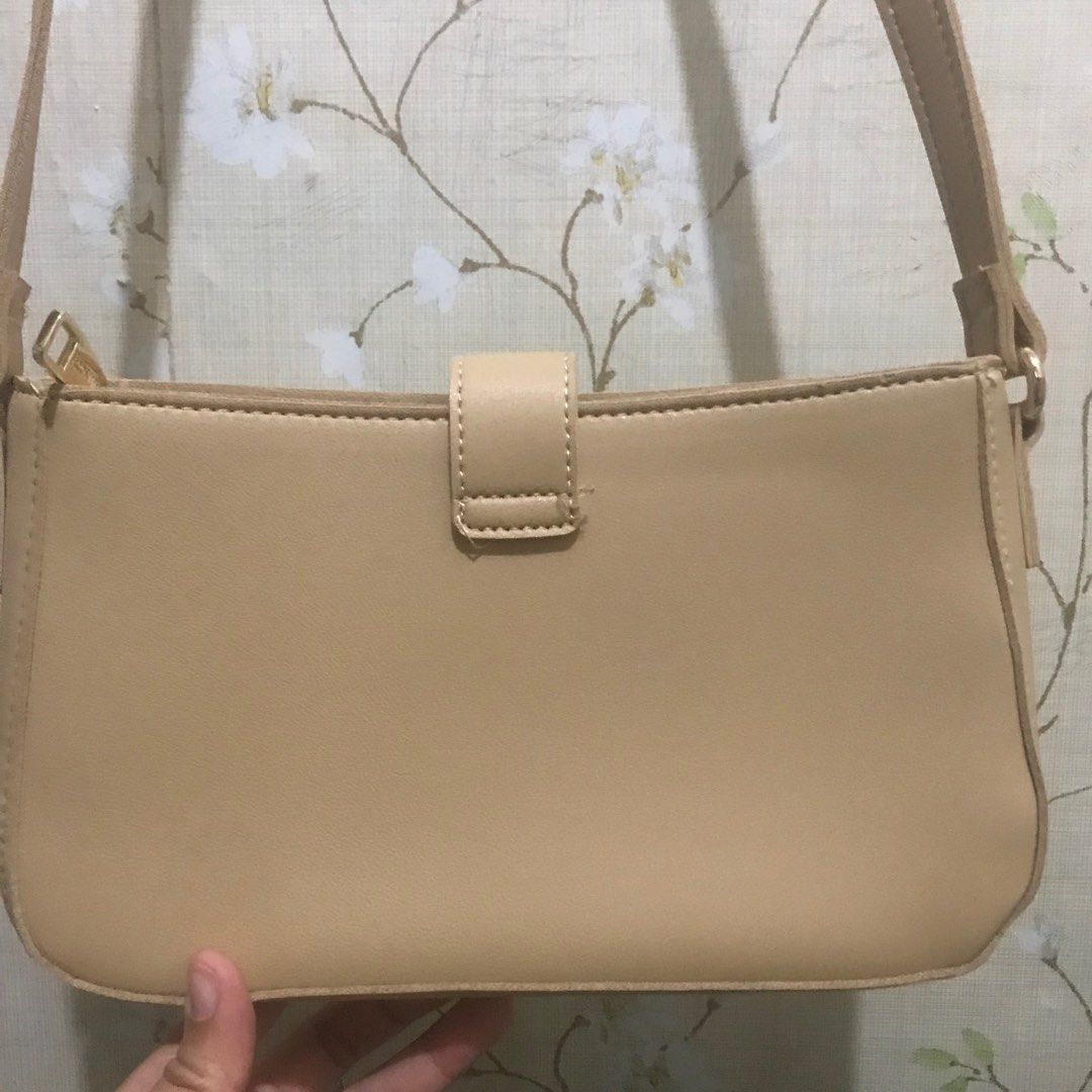 Secosana ( sling bag- cream color) (Category: Sling Bags) located in Marikina City. Submitted by erikarmrn (Listing ID 1229281791, Image 3). Description: SECOSANA SLING BAG Color: Cream - it was a gift from Christmas, never used. Brand: Secosana 📍Marikina delivery thru lalamove/toktok.