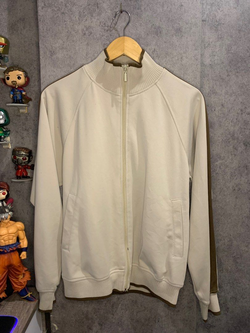 SALE! Uniqlo Gray-Brown Jacket (Category: Coats, Jackets and Outerwear) located in Pasay City. Submitted by declutternoob06 (Listing ID 1229293412, Image 3). Description: Fits small-medium.
