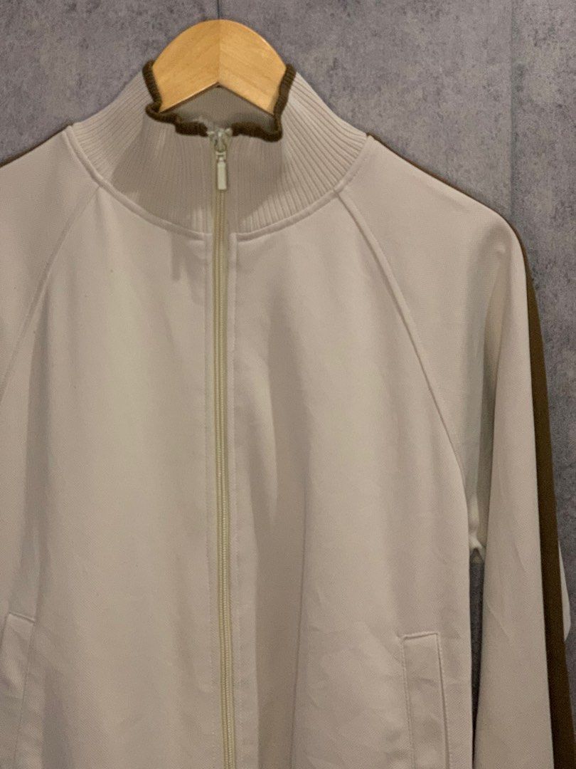 SALE! Uniqlo Gray-Brown Jacket (Category: Coats, Jackets and Outerwear) located in Pasay City. Submitted by declutternoob06 (Listing ID 1229293412, Image 2). Description: Fits small-medium.