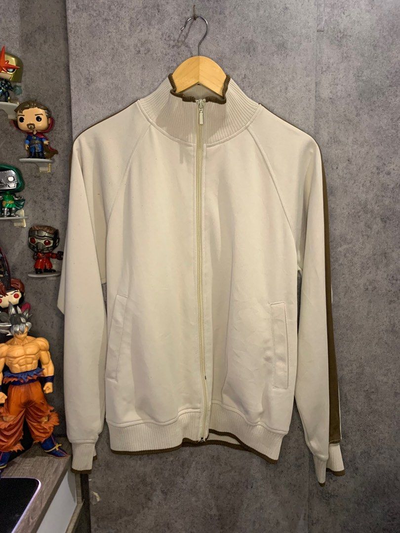 SALE! Uniqlo Gray-Brown Jacket (Category: Coats, Jackets and Outerwear) located in Pasay City. Submitted by declutternoob06 (Listing ID 1229293412, Image 1). Description: Fits small-medium.