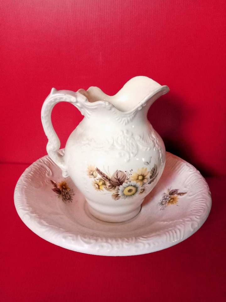 VINTAGE VICTORIAN PITCHER AND BOWL, Hobbies & Toys, Collectibles