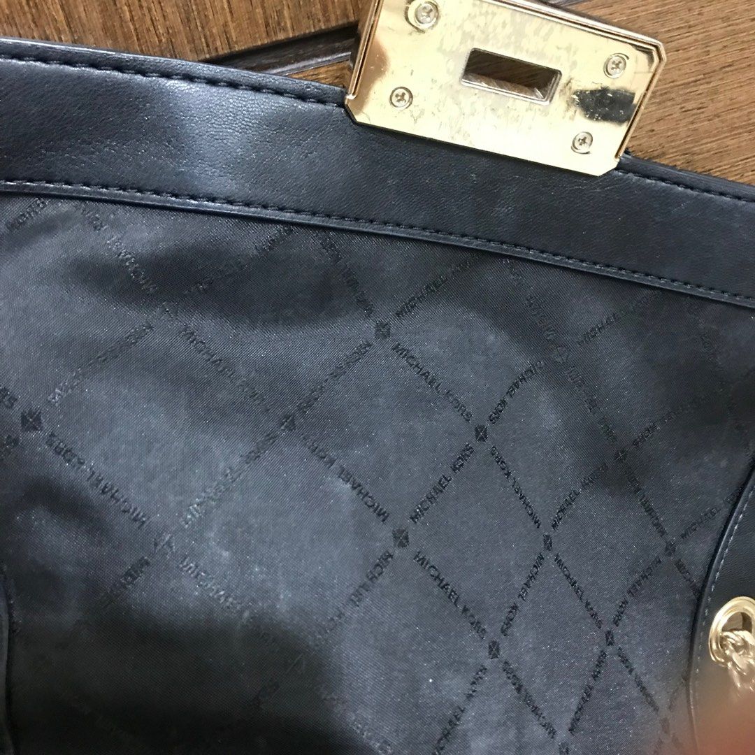 Authentic MK Peyton Large (Category: Luxury Bags & Wallets) located in Quezon City. Submitted by rachelizedfashionboutique (Listing ID 1224562430, Image 3). Description: 👜 US Store bought for 9,100 pesos last 2020 👜 Zoom in front flaws (nagbabalat siya on the side but almost unnoticeable pa rin and really nice to carry, dami rin mailalagay) 👜 Large size 👜 2 ways to wear (shoulder bag and sling) 👜 Unedited pics.