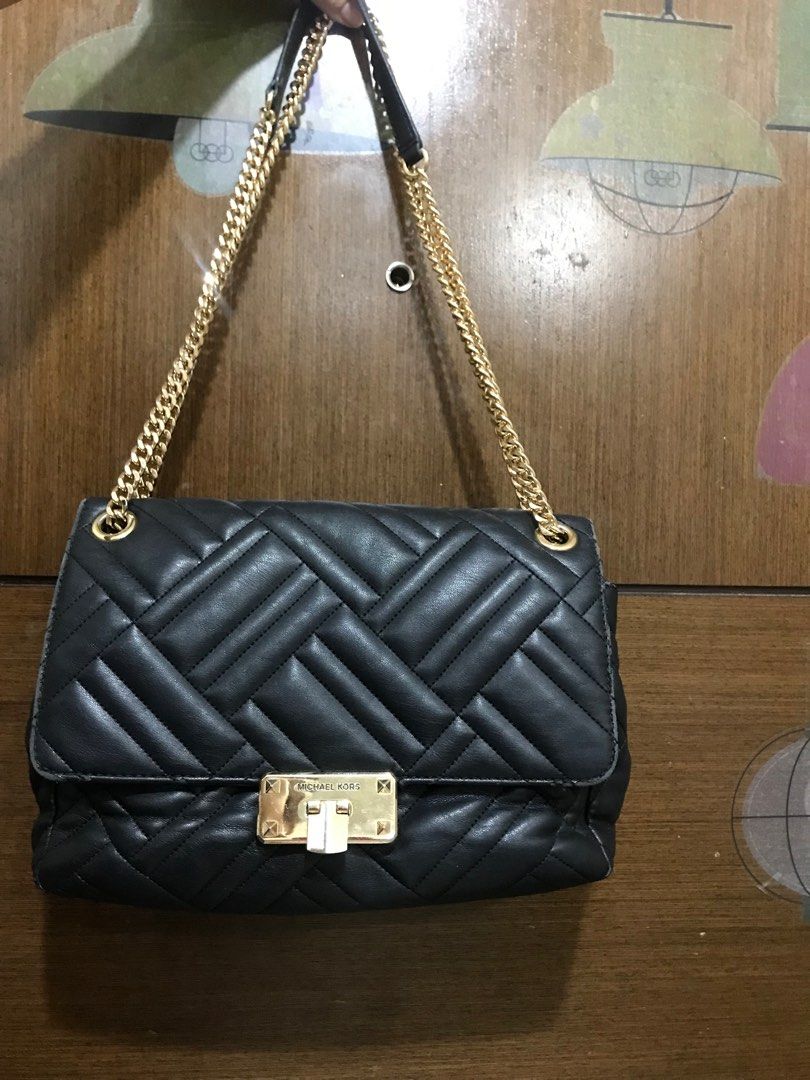 Authentic MK Peyton Large (Category: Luxury Bags & Wallets) located in Quezon City. Submitted by rachelizedfashionboutique (Listing ID 1224562430, Image 1). Description: 👜 US Store bought for 9,100 pesos last 2020 👜 Zoom in front flaws (nagbabalat siya on the side but almost unnoticeable pa rin and really nice to carry, dami rin mailalagay) 👜 Large size 👜 2 ways to wear (shoulder bag and sling) 👜 Unedited pics.