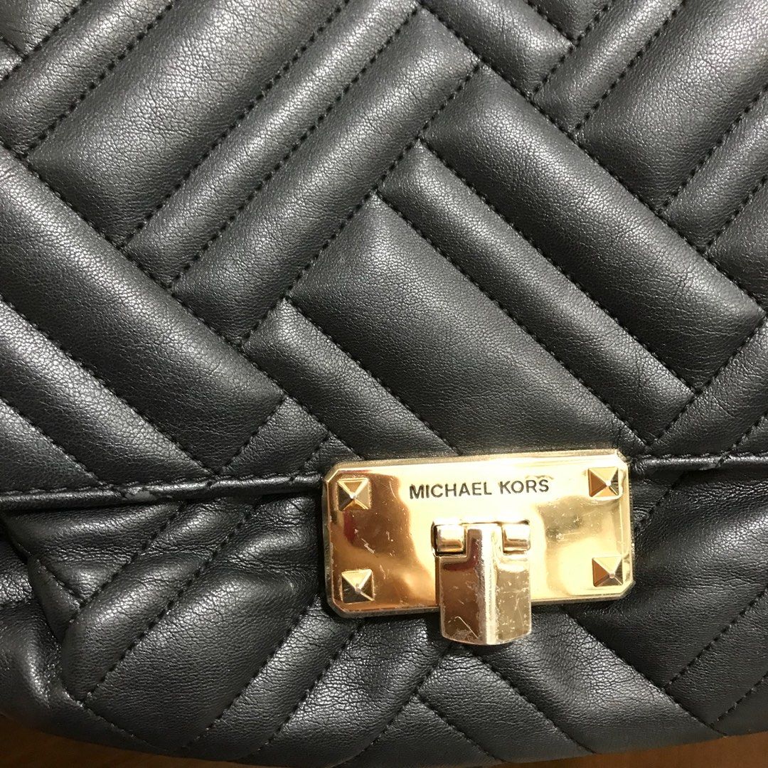 Authentic MK Peyton Large (Category: Luxury Bags & Wallets) located in Quezon City. Submitted by rachelizedfashionboutique (Listing ID 1224562430, Image 2). Description: 👜 US Store bought for 9,100 pesos last 2020 👜 Zoom in front flaws (nagbabalat siya on the side but almost unnoticeable pa rin and really nice to carry, dami rin mailalagay) 👜 Large size 👜 2 ways to wear (shoulder bag and sling) 👜 Unedited pics.