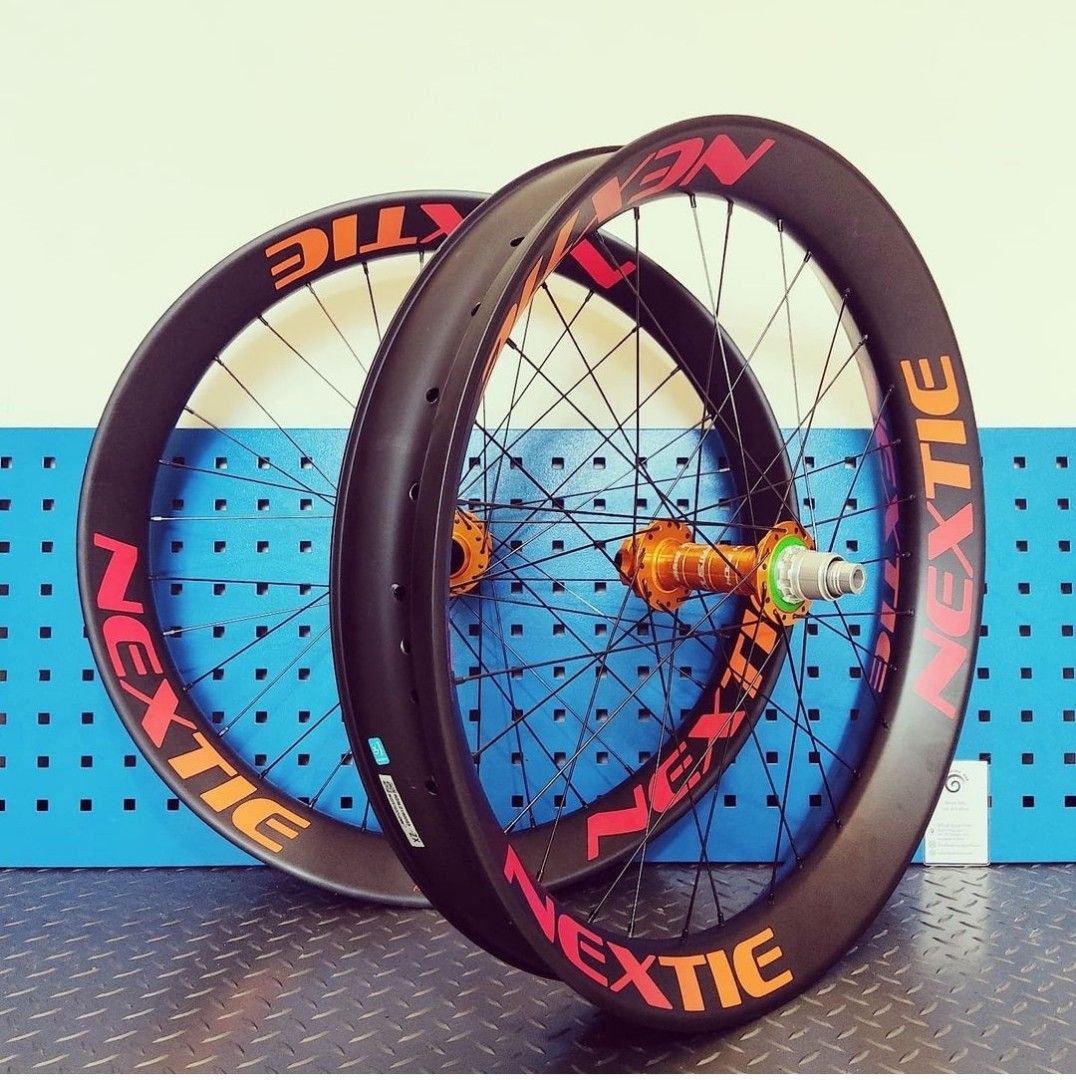 Bicycle Wheel Building lacing. DT Swiss Spokes and Nipples included