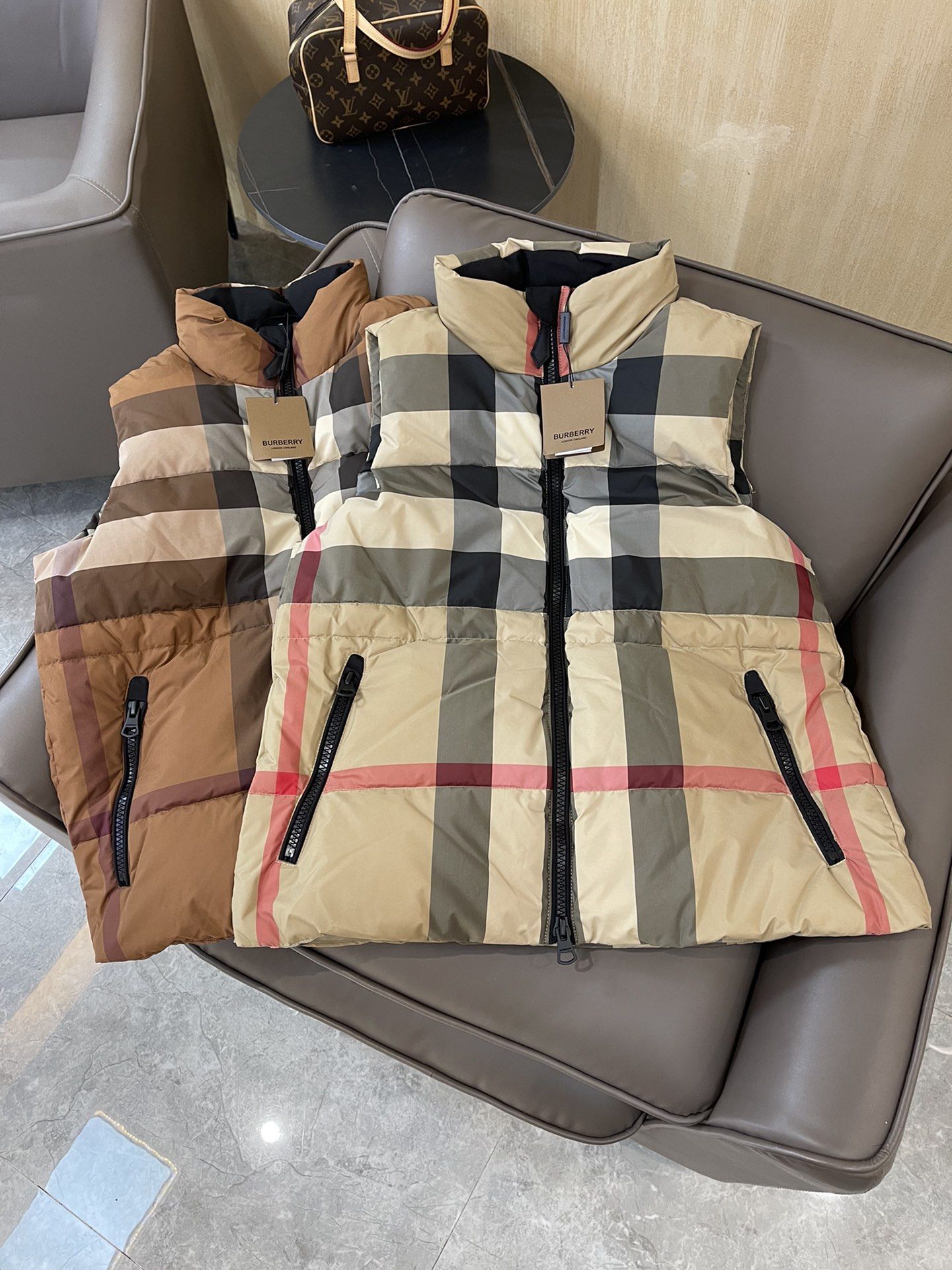 BN Authentic Burberry classic plaid white duck down two color