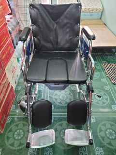 Bnew reclining wheelchait with commode