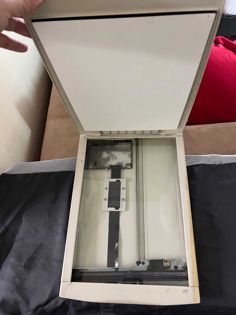 CANON flatbed scanner (Category: Printers, Scanners & Copiers) located in Makati City. Submitted by mxxbxxsss (Listing ID 1224570816, Image 2). Description: Not sure it it’s still working. Buy at your own risk. No wire.