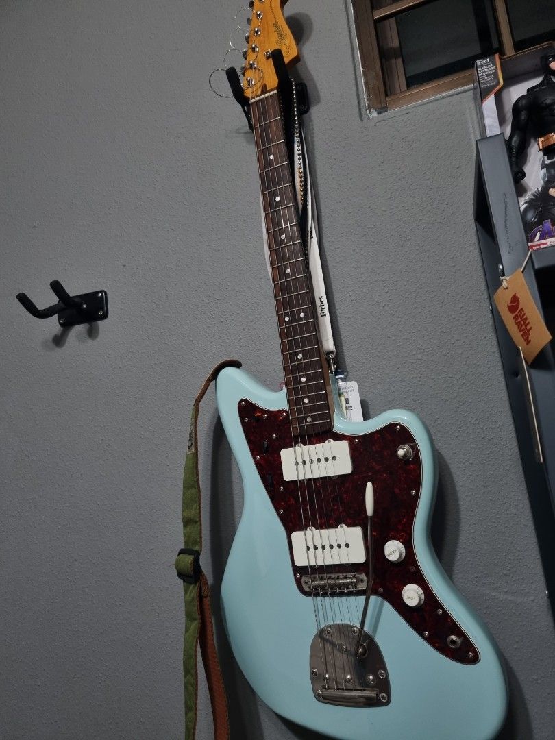 Classic Vibe '60s Jazzmaster Squier with GOTOH LOCKING TUNERS, Hobbies & Toys, Music & Media