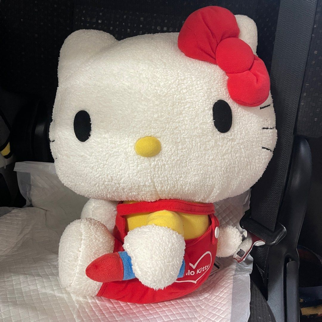 Hello Kitty 中古毛公仔 （分類：絨毛玩具）位於 Hong Kong。 由 happyday121 提交（商品編號 1224530833，圖片 1）。簡介： SEGA 2012年古著HelloKitty軟棉公仔 高30cm 有意請下價確認，後WhatsApp 91991314 歡迎順豐到付。
