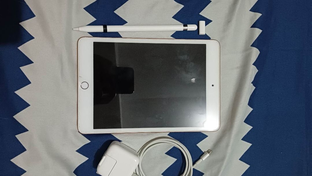 Ipad Mini 5th Gen + Apple Pencil 1st Gen (Category: iPad) located in Taguig. Submitted by lyzzbellem78997 (Listing ID 1224618463, Image 3). Description: Inclusion Charger with extra UGreen Lightning Cable New Tempered Glass .