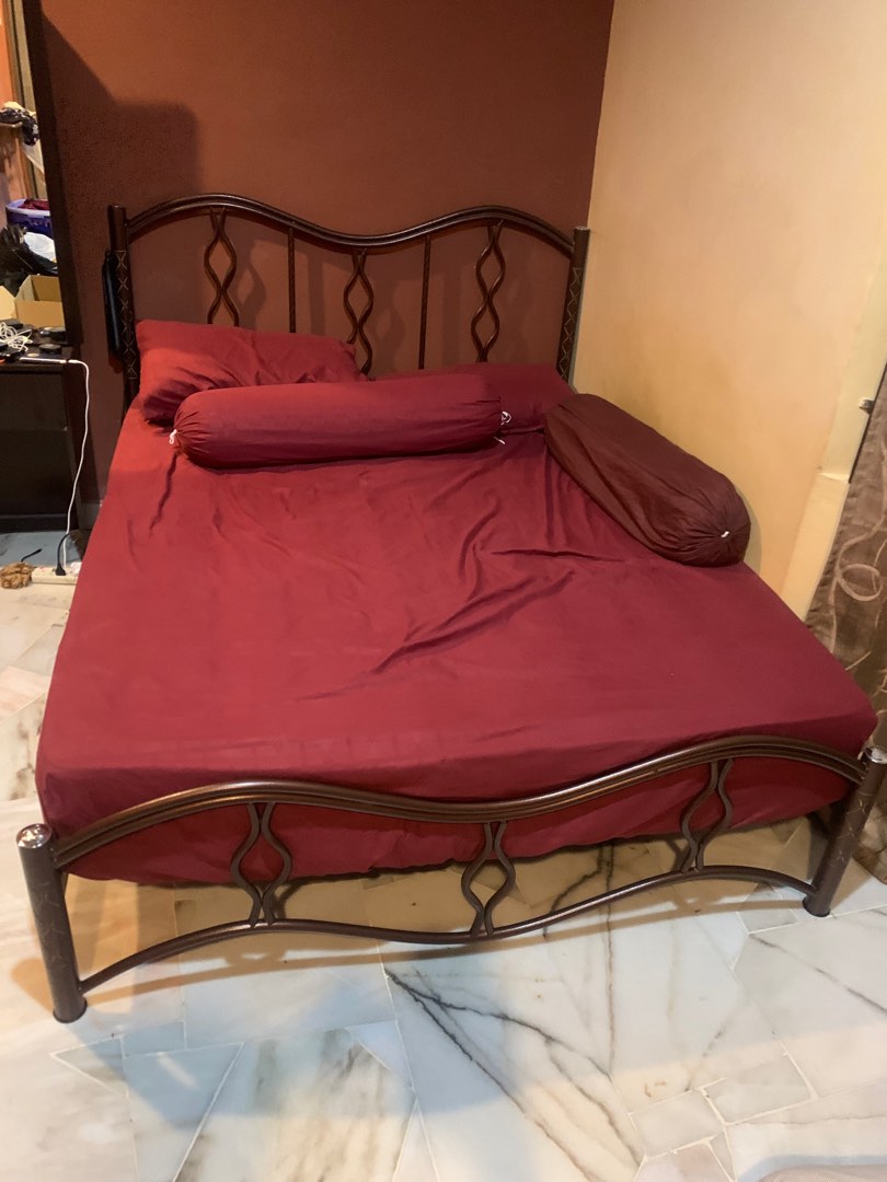 Katil queen, Furniture & Home Living, Bedding & Towels on Carousell