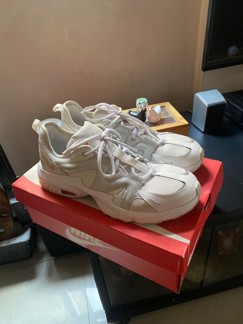 Nike Air Max Graviton Marathon White (Category: Sneakers) located in Makati City. Submitted by Cobykobe (Listing ID 1224599162, Image 1). Description: [NEGOTIABLE] Size US 11 Mens fits 10 Used a few times but still in a good condition! Also comes with the box, this was bought from Nike at Ayala Malls Makati! .