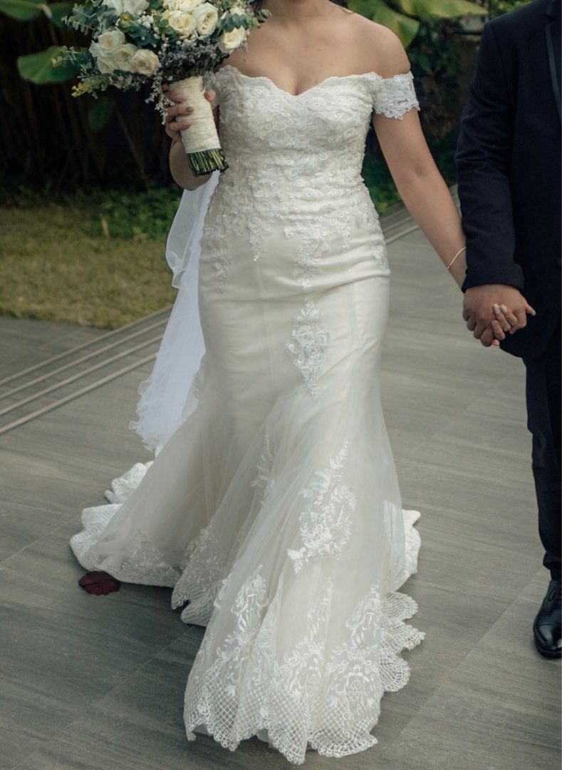 Off shoulder serpentina best sale gown