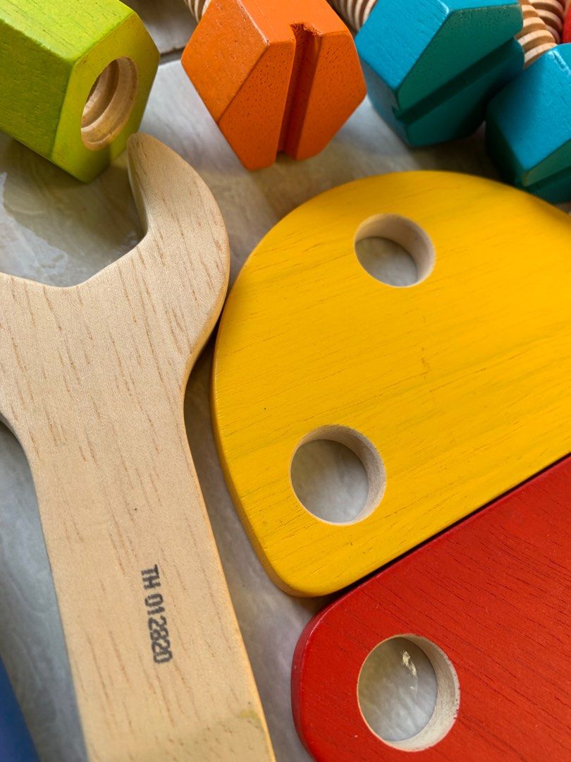 PLAN TOYS Wooden Activity Pertukangan Like New Dan Lengkap Sesuai