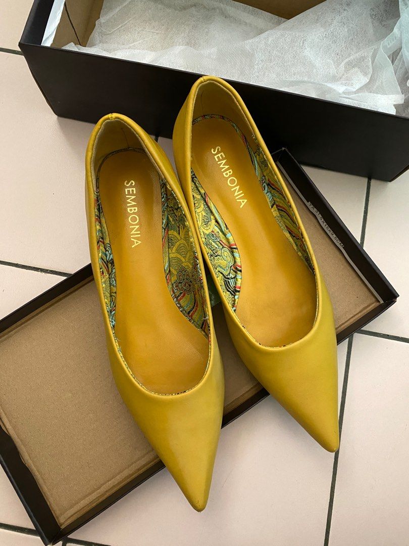 Mustard yellow pointed flats clearance