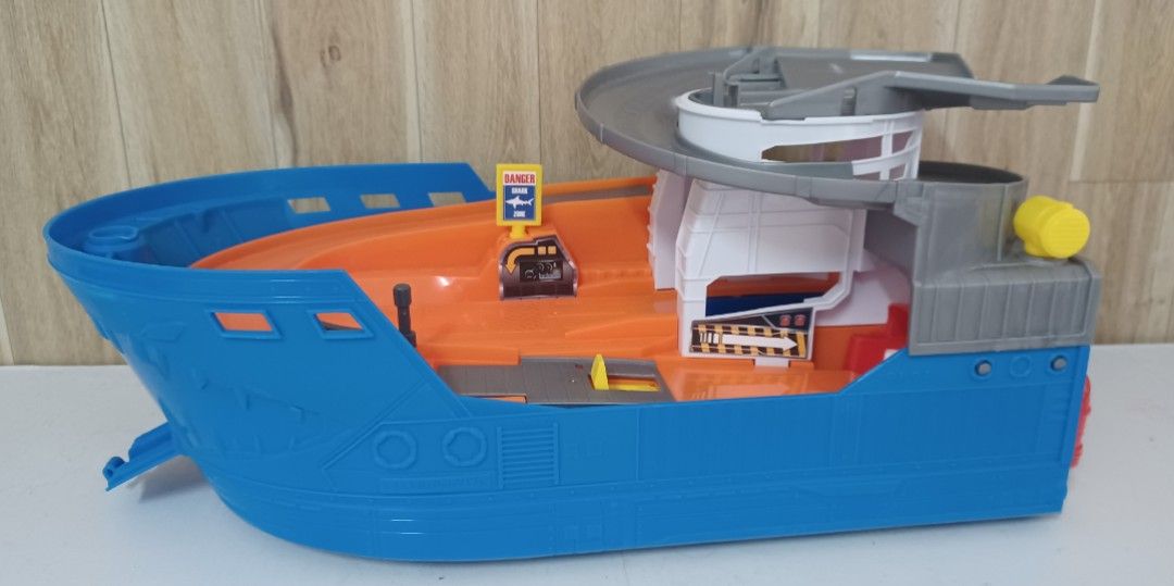 Shark attack boat toy 2025