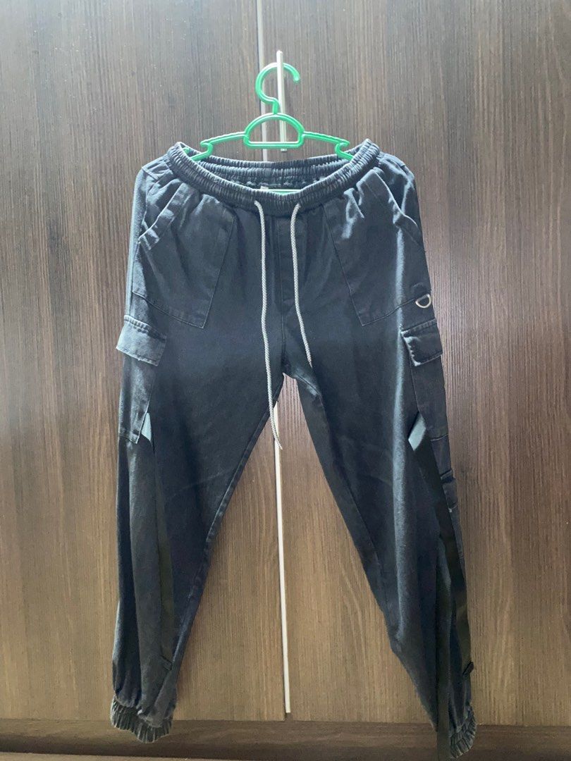 Triple pocket clearance strap cargo pants