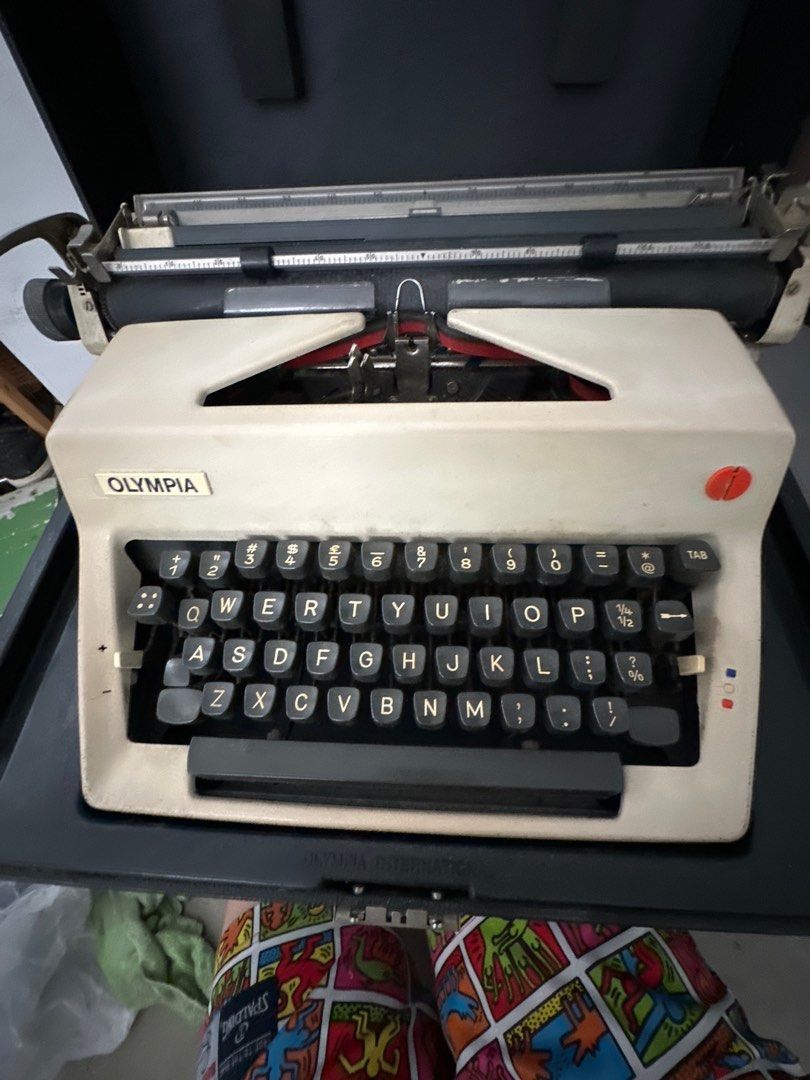 Vintage typewriter Olympia international, Hobbies & Toys, Memorabilia