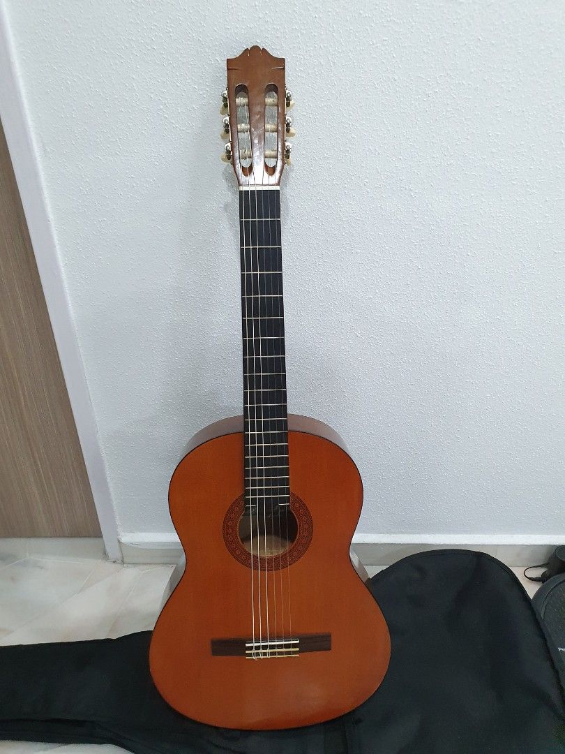 Yamaha C40 Classical Guitar with New Strings, Hobbies & Toys, Music & Media, Musical Instruments