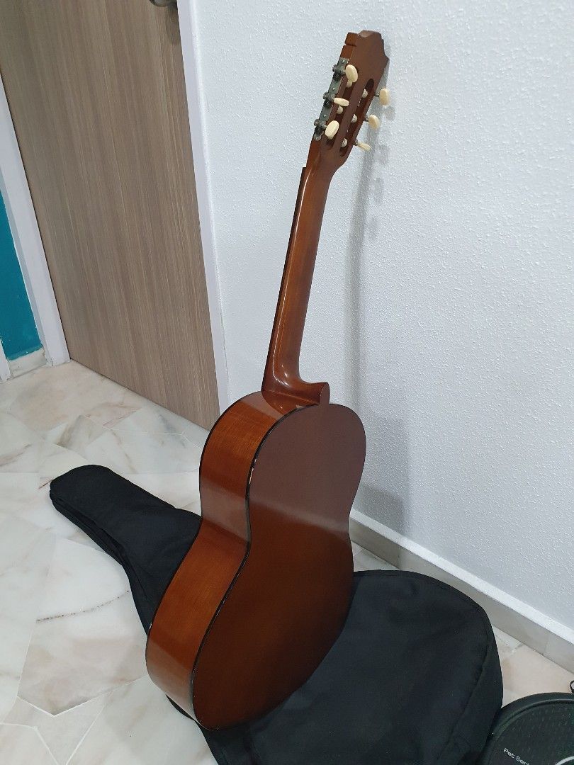 Yamaha C40 Classical Guitar with New Strings, Hobbies & Toys, Music & Media, Musical Instruments