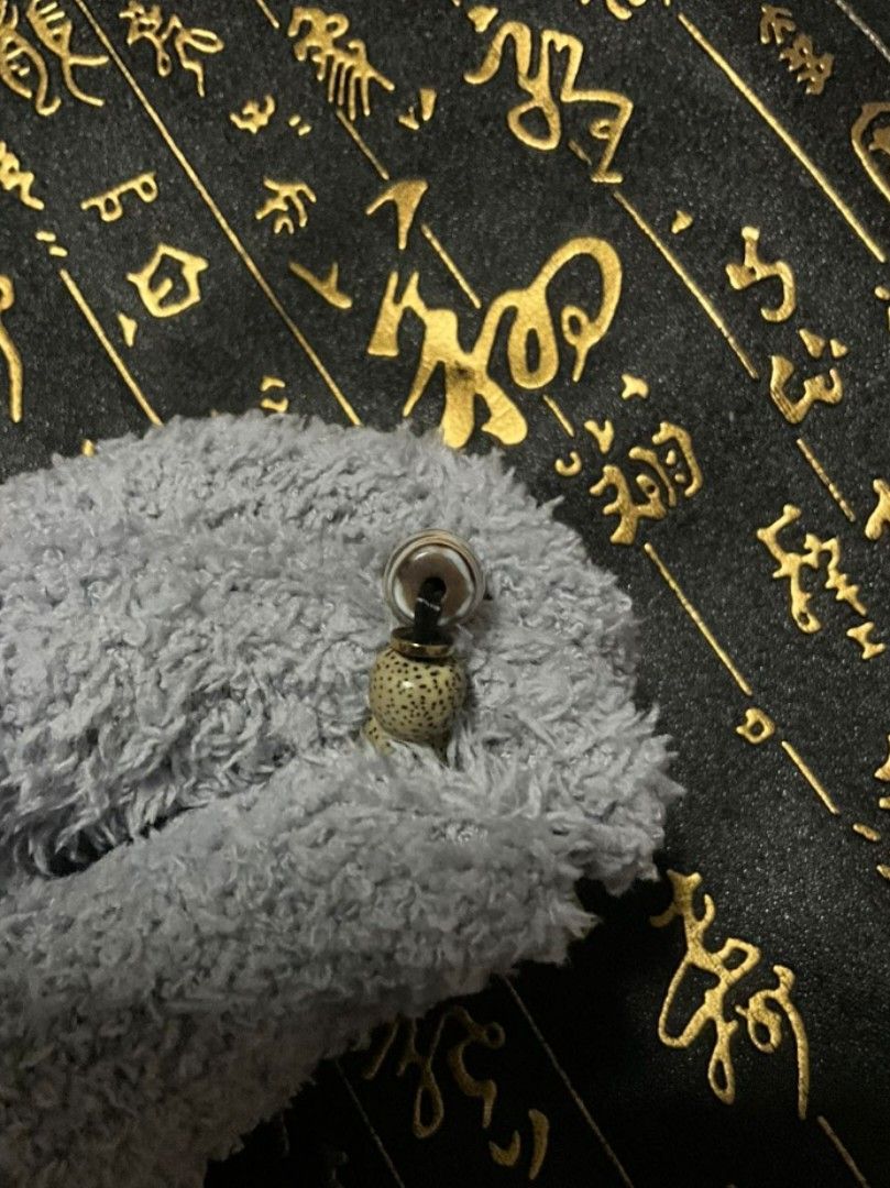 莲花虎牙三眼天珠(特殊图腾), Women's Fashion, Jewelry & Organisers