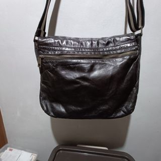 Bally authentic  premium Italian soft leather sling /messenger bag like new