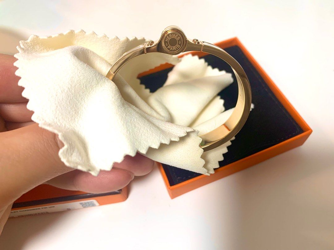 Bangle (Category: Bracelets) located in Singapore. Submitted by 1819l (Listing ID 1224889693, Image 3). Description: Hermes Charniere Uni Hinge Bracelet in White Enamel and rose gold metal. Narrow hinged bracelet in PM size. 16cm interior circumference, 1.2cm width, 6x4.5cm diameter. Overall excellent pre-owned condition with very very light surface scratching White enamel in excellent condition. Includes velvet pouch. No receipt but 100% authent