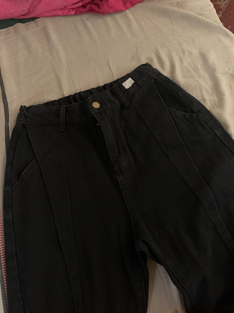 Black high waist pants (Category: Other Bottoms) located in Las Pinas. Submitted by tyrastyle (Listing ID 1224825264, Image 2). Description: Size 25-28” Length 37” Stretchable Trendy pants.
