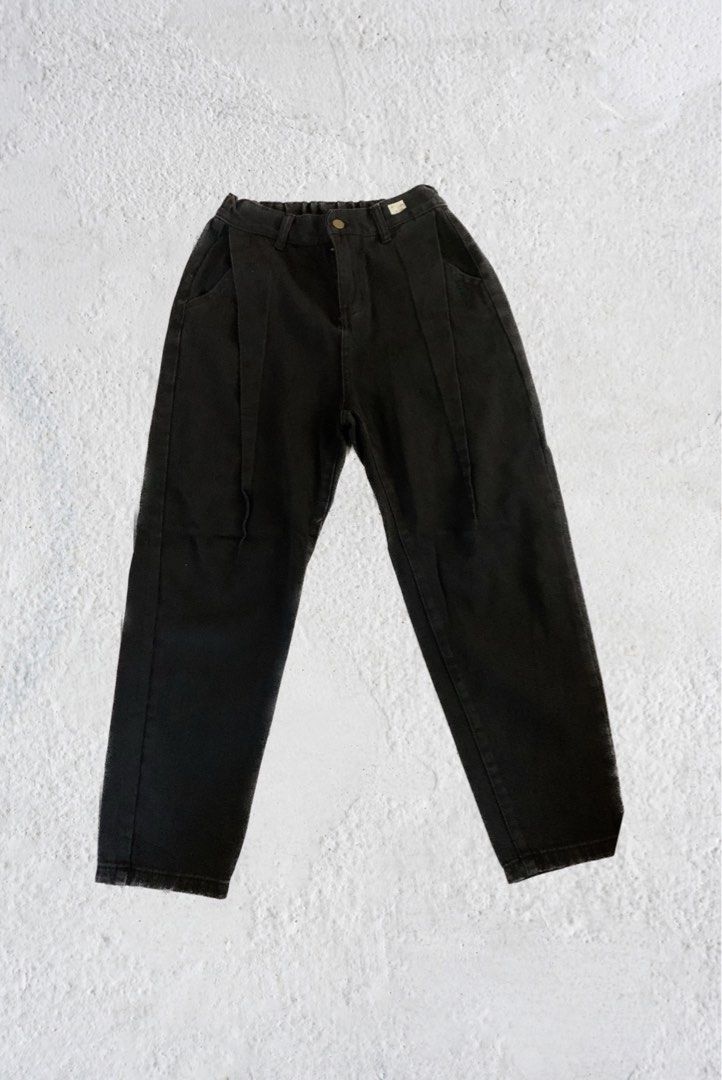 Black high waist pants (Category: Other Bottoms) located in Las Pinas. Submitted by tyrastyle (Listing ID 1224825264, Image 1). Description: Size 25-28” Length 37” Stretchable Trendy pants.