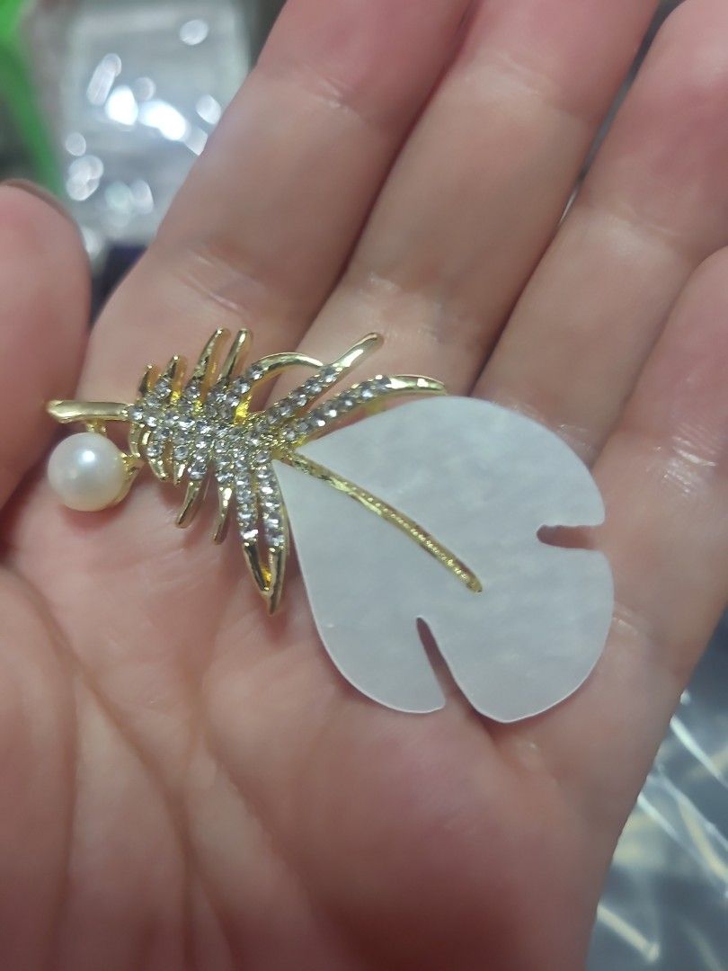Pearl brooches for sale hotsell