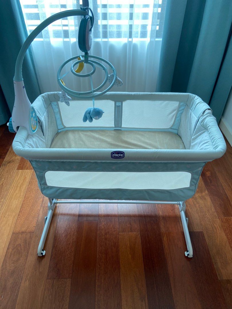Entrelazamiento Credencial Comparar Chicco Next2Me Dream crib & mobile, Babies & Kids, Baby Nursery & Kids  Furniture, Cots & Cribs on Carousell