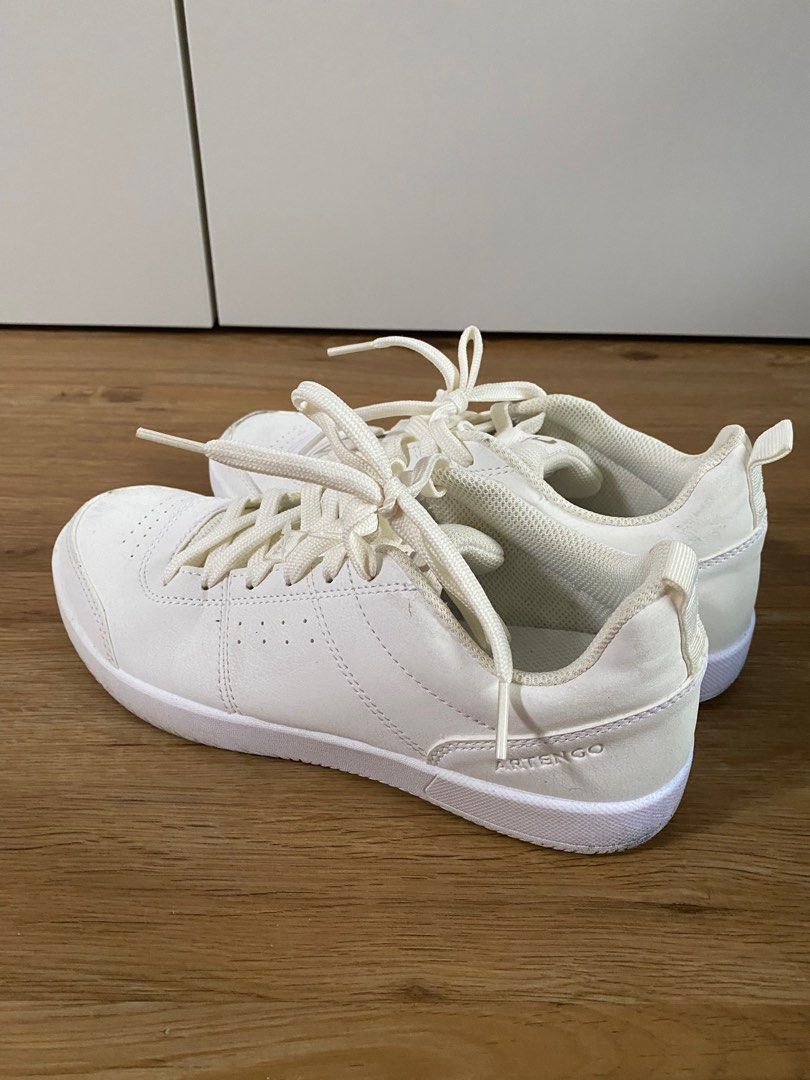 Artengo hot sale white shoes