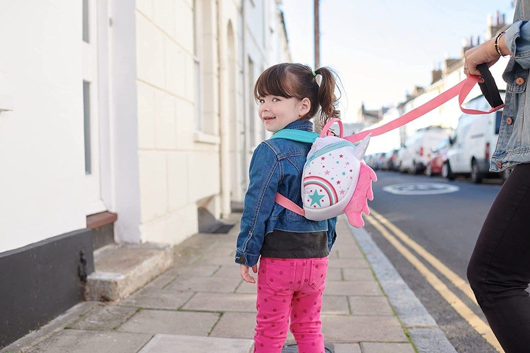 Child deals harness backpack