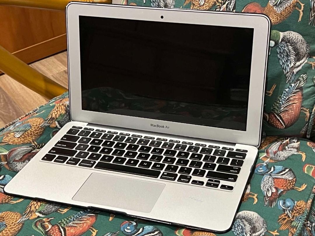 Macbook Air 11" (Category: Laptops & Notebooks) located in Makati City. Submitted by sunnydeleon (Listing ID 1224825328, Image 1). Description: ISSUE: It loses charge quickly and it can't be replaced because it's so old..