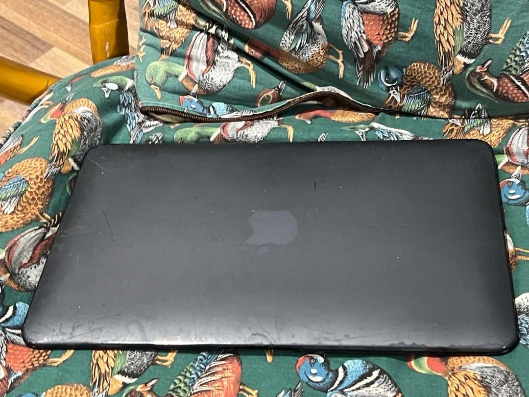 Macbook Air 11" (Category: Laptops & Notebooks) located in Makati City. Submitted by sunnydeleon (Listing ID 1224825328, Image 2). Description: ISSUE: It loses charge quickly and it can't be replaced because it's so old..