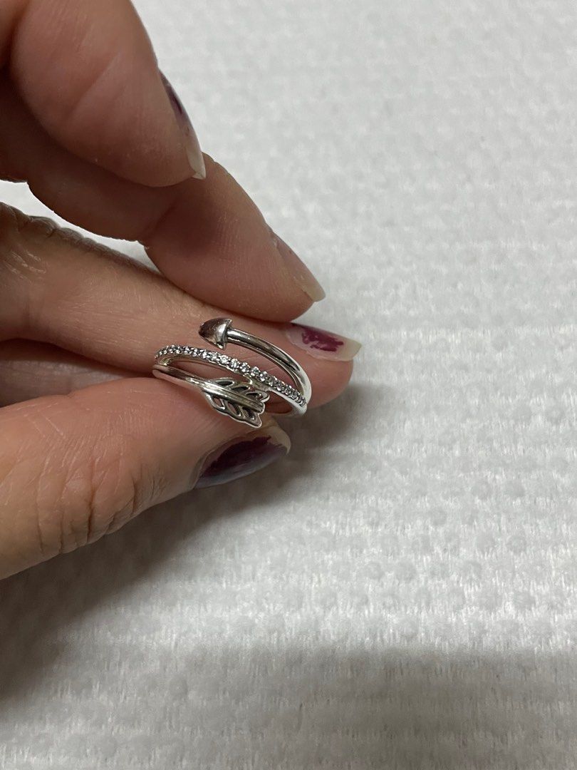 Wrap around top arrow ring