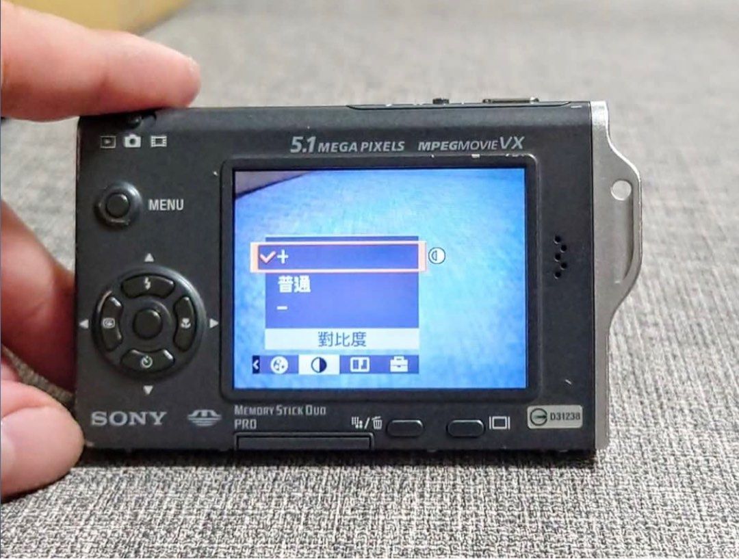 SONY Cyber−Shot T DSC-T7 S。 都内で - デジタルカメラ