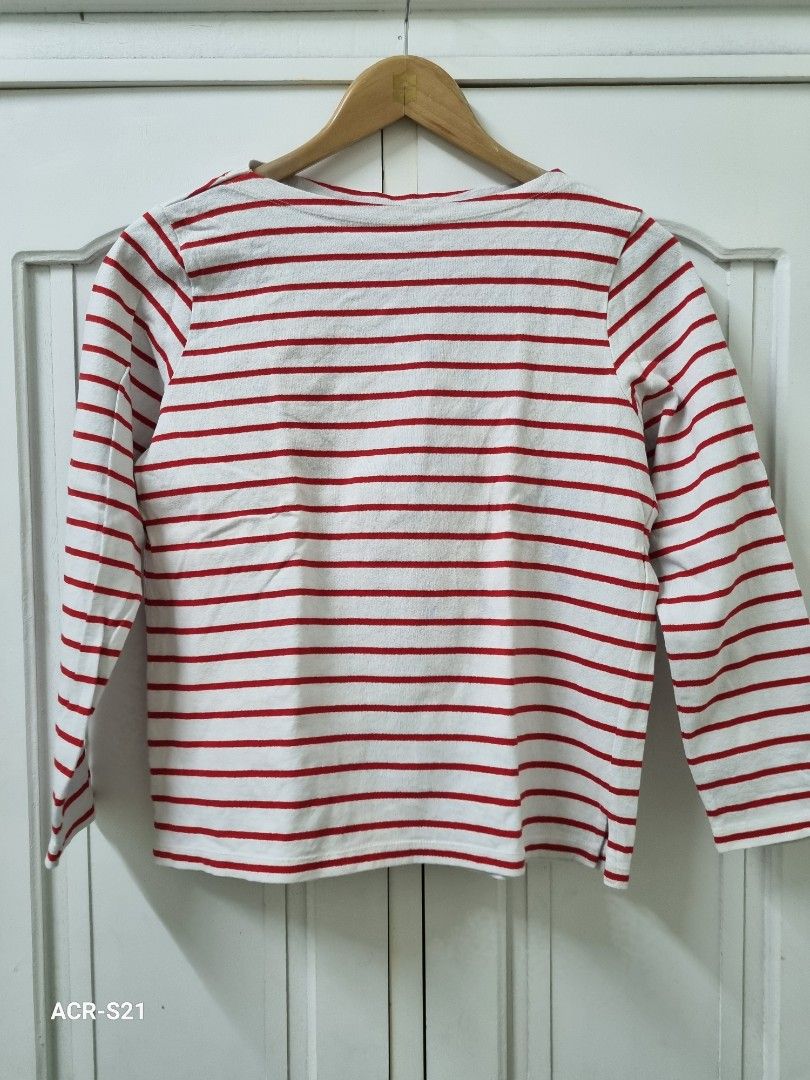 UNIQLO KNITTED LONGSLEEVES, Size M (Category: Longsleeves) located in Marikina City. Submitted by hello-yellow (Listing ID 1224732092, Image 1). Description: UNIQLO Brand Size M on tag. Fit up to Large. Flaw - may mga mantsa na blue (nahawa sa laba). Sa malapitan medyo pansin, sa malayo hindi pansin. Please see pictures. RFS - Decluttering..