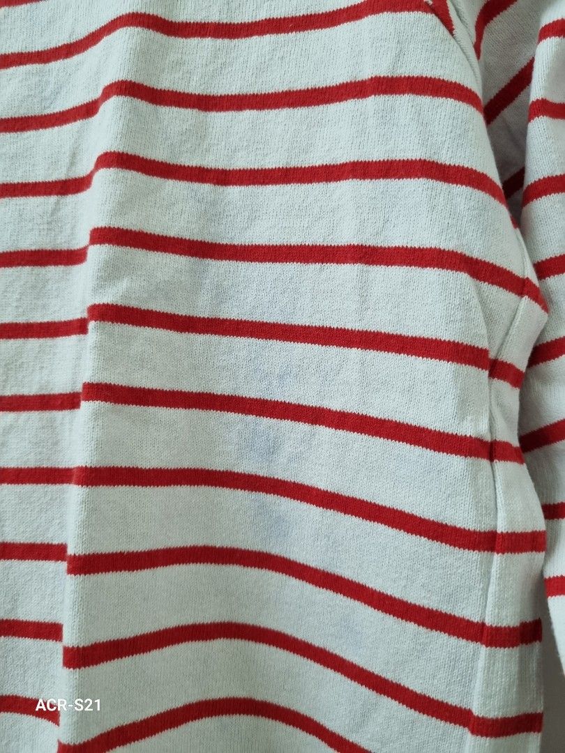 UNIQLO KNITTED LONGSLEEVES, Size M (Category: Longsleeves) located in Marikina City. Submitted by hello-yellow (Listing ID 1224732092, Image 2). Description: UNIQLO Brand Size M on tag. Fit up to Large. Flaw - may mga mantsa na blue (nahawa sa laba). Sa malapitan medyo pansin, sa malayo hindi pansin. Please see pictures. RFS - Decluttering..