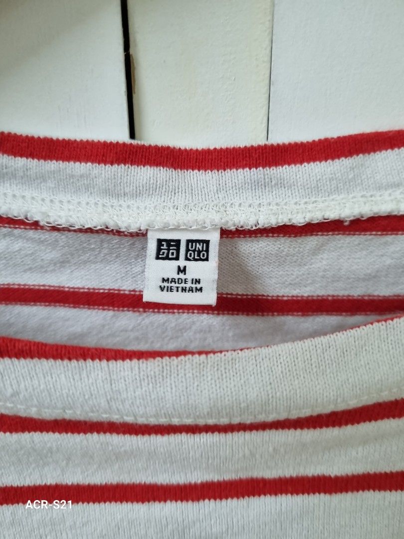 UNIQLO KNITTED LONGSLEEVES, Size M (Category: Longsleeves) located in Marikina City. Submitted by hello-yellow (Listing ID 1224732092, Image 3). Description: UNIQLO Brand Size M on tag. Fit up to Large. Flaw - may mga mantsa na blue (nahawa sa laba). Sa malapitan medyo pansin, sa malayo hindi pansin. Please see pictures. RFS - Decluttering..