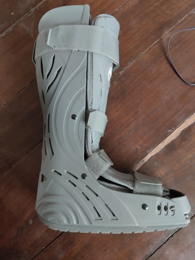Air Cast / Boot / Ankle Sprain / Leg Injury, Health & Nutrition
