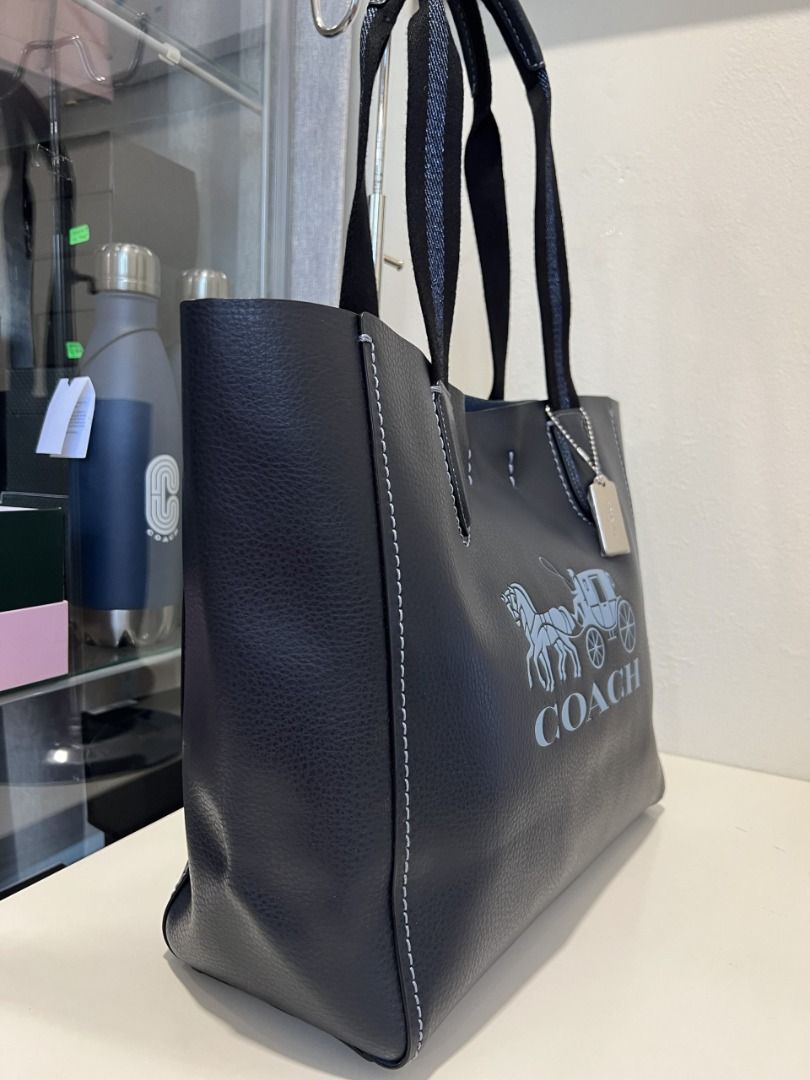 Grove tote with store horse and carriage