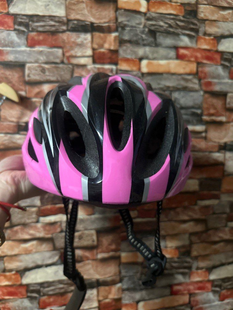 Bicycle Helmet (Category: Bicycles) located in Makati City. Submitted by affordstuff (Listing ID 1225078250, Image 2). Description: Used once. Like new .