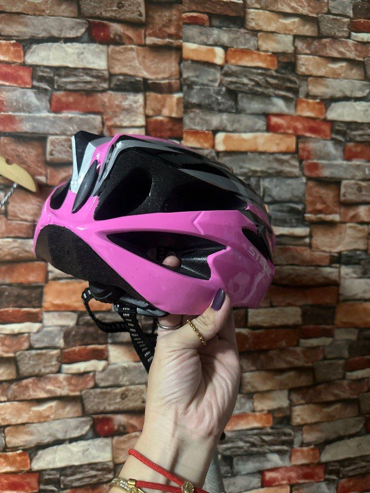 Bicycle Helmet (Category: Bicycles) located in Makati City. Submitted by affordstuff (Listing ID 1225078250, Image 3). Description: Used once. Like new .